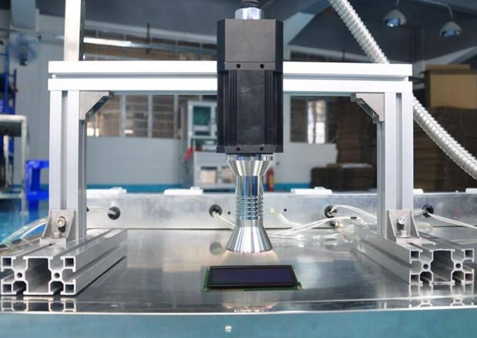 在線真空等離子清洗機介紹： 設備的主要結(jié)構(gòu)包括:上下料推料機構(gòu)、上下料置取料平臺、上下料提升系統(tǒng)、上下料傳輸系統(tǒng)、上下料撥料機構(gòu)、反應倉、設備主體框架和電氣控制系統(tǒng)等。  在線式等離子清洗設備是一種環(huán)保的工藝，在成熟的等離子體清洗工藝技術(shù)基礎(chǔ)上, 增加上下料、物料傳輸?shù)茸詣踊δ?。在真空?等離子體在電磁場的作用下高速運動，沖擊物體表面，與表面污染物反應或碰撞形成揮發(fā)性物質(zhì), 由工作氣體流及真空泵將這些揮發(fā)性物質(zhì)清除出去, 從而使工件達到表面清潔活化。  主要應用是針對IC封裝中引線框架上點膠裝片、芯片鍵合及塑封等工藝前清洗, 大大提高粘接及鍵合強度等性能的同時, 避免人為因素長時間接觸引線框架而導致的二次污染以及腔體式批量清洗時間長有可能造成的芯片損傷。    在線真空等離子清洗機的清洗技術(shù)及流程： 自動裝載→產(chǎn)品引到真空室→關(guān)閉真空室及抽真空度→前處理→真空清洗→產(chǎn)品推出→卸載  在線真空等離子清洗機的電極配置、氣體流量和安全系統(tǒng) 1、13.56Hz頻率射頻發(fā)生器 2、配備自動匹配系統(tǒng)以大限度地減少反射功率 3、保證良好的氣體流動系統(tǒng)及均勻的等離子體生成系統(tǒng) 4、通過強力排氣及消除污染，徹底消除殘留物 5、緊急停止按鈕,關(guān)閉所有功率和氣體流量  金鉑利萊在線真空等離子清洗機，有效對塑料/金屬等材料表面進行蝕刻油墨、漆點，應用于攝像頭模組清潔,LED/芯片支架清潔,BGA基材清潔，PCB SMT助焊劑清潔,GPP基材清潔，在線真空等離子清洗機具有有極佳的清洗，活化，刻蝕作用，為鍍膜前、粘接前、涂覆前的活化、底涂提供優(yōu)異的表面環(huán)境。