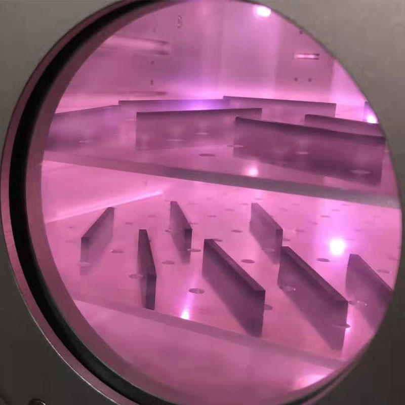 在線真空等離子清洗機介紹： 設備的主要結(jié)構(gòu)包括:上下料推料機構(gòu)、上下料置取料平臺、上下料提升系統(tǒng)、上下料傳輸系統(tǒng)、上下料撥料機構(gòu)、反應倉、設備主體框架和電氣控制系統(tǒng)等。  在線式等離子清洗設備是一種環(huán)保的工藝，在成熟的等離子體清洗工藝技術(shù)基礎(chǔ)上, 增加上下料、物料傳輸?shù)茸詣踊δ堋Ｔ谡婵障?等離子體在電磁場的作用下高速運動，沖擊物體表面，與表面污染物反應或碰撞形成揮發(fā)性物質(zhì), 由工作氣體流及真空泵將這些揮發(fā)性物質(zhì)清除出去, 從而使工件達到表面清潔活化。  主要應用是針對IC封裝中引線框架上點膠裝片、芯片鍵合及塑封等工藝前清洗, 大大提高粘接及鍵合強度等性能的同時, 避免人為因素長時間接觸引線框架而導致的二次污染以及腔體式批量清洗時間長有可能造成的芯片損傷。    在線真空等離子清洗機的清洗技術(shù)及流程： 自動裝載→產(chǎn)品引到真空室→關(guān)閉真空室及抽真空度→前處理→真空清洗→產(chǎn)品推出→卸載  在線真空等離子清洗機的電極配置、氣體流量和安全系統(tǒng) 1、13.56Hz頻率射頻發(fā)生器 2、配備自動匹配系統(tǒng)以大限度地減少反射功率 3、保證良好的氣體流動系統(tǒng)及均勻的等離子體生成系統(tǒng) 4、通過強力排氣及消除污染，徹底消除殘留物 5、緊急停止按鈕,關(guān)閉所有功率和氣體流量  金鉑利萊在線真空等離子清洗機，有效對塑料/金屬等材料表面進行蝕刻油墨、漆點，應用于攝像頭模組清潔,LED/芯片支架清潔,BGA基材清潔，PCB SMT助焊劑清潔,GPP基材清潔，在線真空等離子清洗機具有有極佳的清洗，活化，刻蝕作用，為鍍膜前、粘接前、涂覆前的活化、底涂提供優(yōu)異的表面環(huán)境。